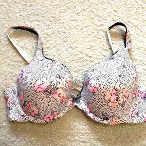 Victoria’s Secret  NWOT underwire bra ,size 36B, with silver heart on the bow